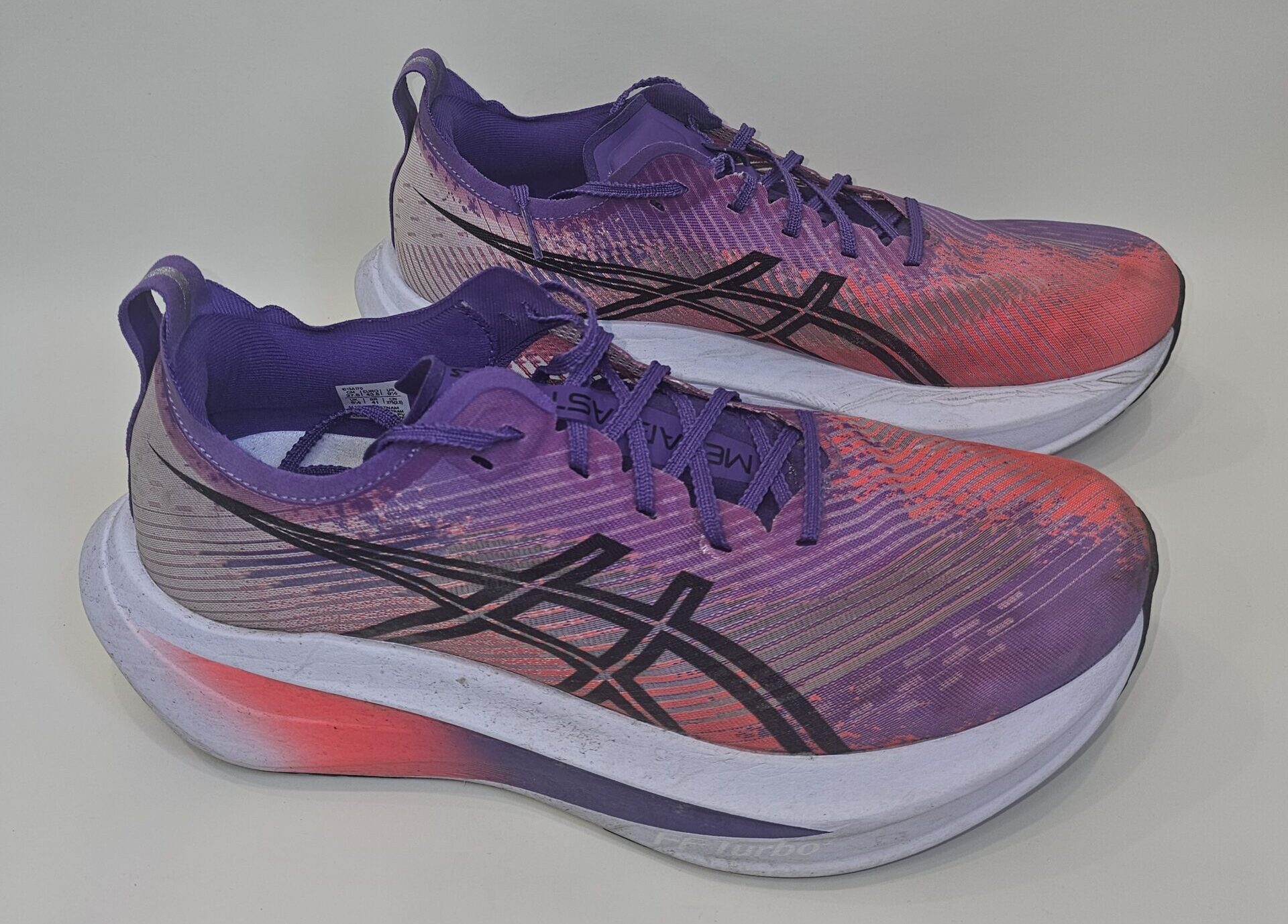 ASICS Megablast review: zapatillón para todo… si tu pie sobrevive al ajuste