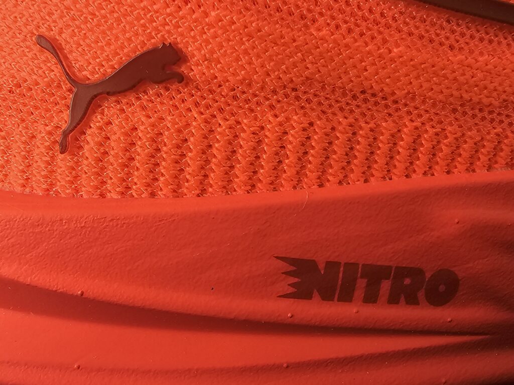 Detalle lateral de las Puma Deviate Pure Nitro, con la mediasuela NITRO y el upper de malla abierta en primer plano.