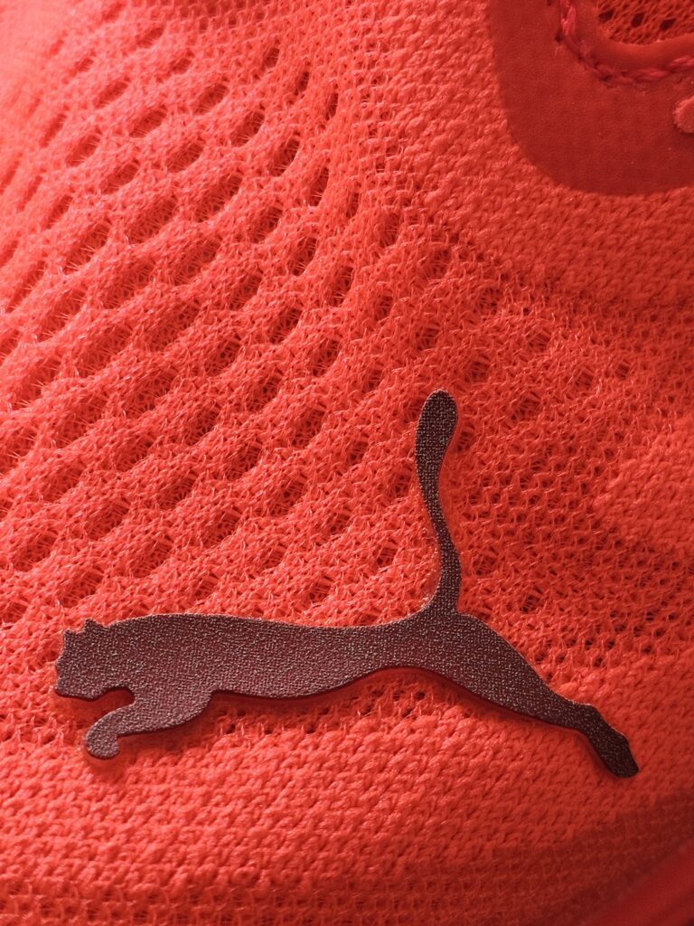 Detalle del upper rojo de las Puma Deviate Pure Nitro con malla transpirable y logo Puma lateral.