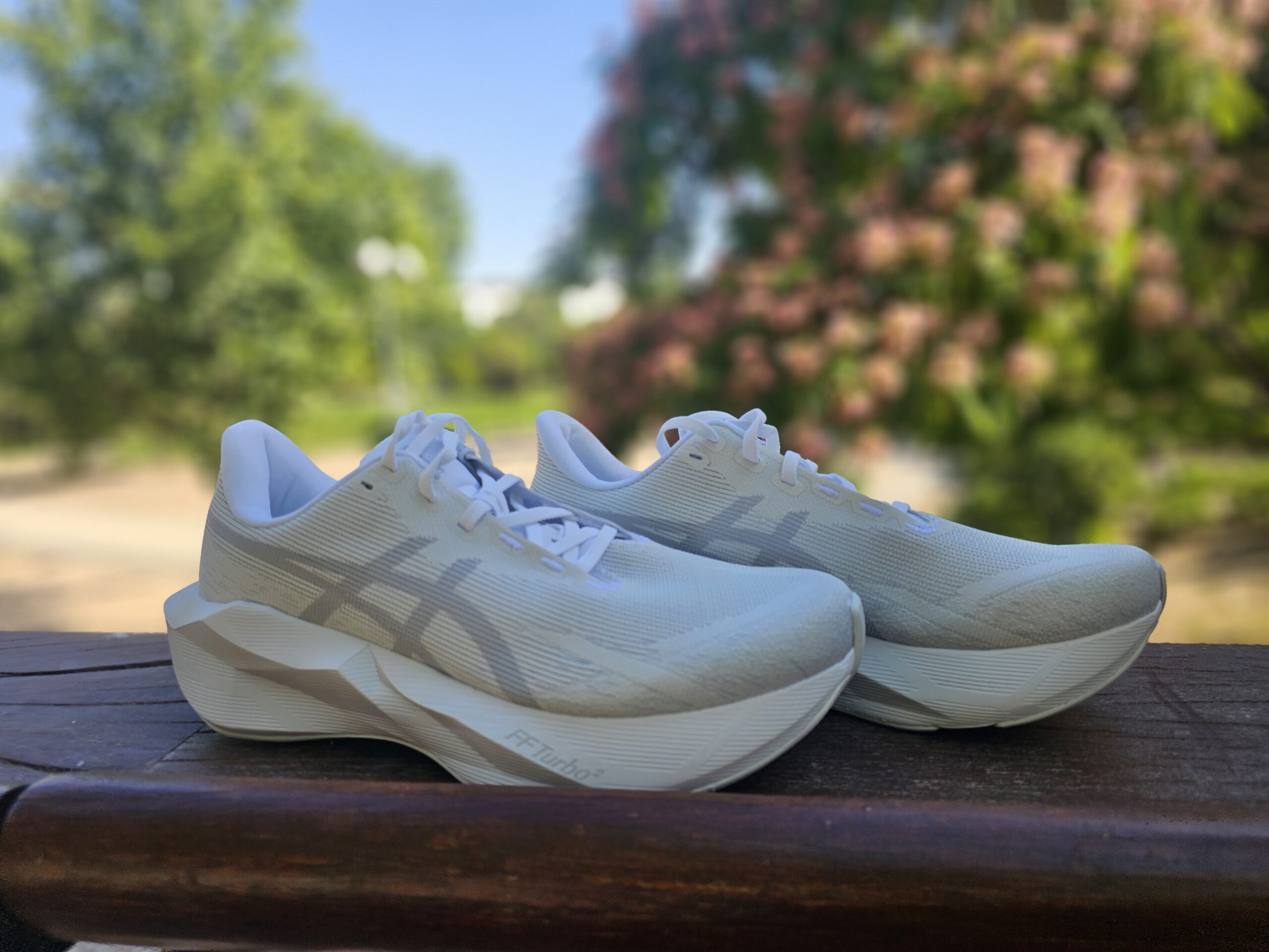 ASICS Novablast 6 review: una daily trainer comodísima, muy polivalente y con un “trampolín” que necesita traducción