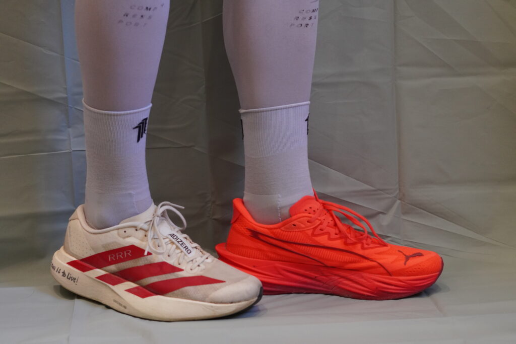 Corredor usando una PUMA Deviate Pure Nitro en un pie y una adidas Adizero Evo SL en el otro para comparativa real