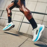 HOKA Clifton 11, zapatilla de running diaria para asfalto con upper engineered mesh, CMEVA y Smooth MetaRocker.