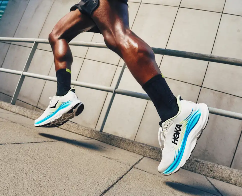 HOKA Clifton 11, zapatilla de running diaria para asfalto con upper engineered mesh, CMEVA y Smooth MetaRocker.