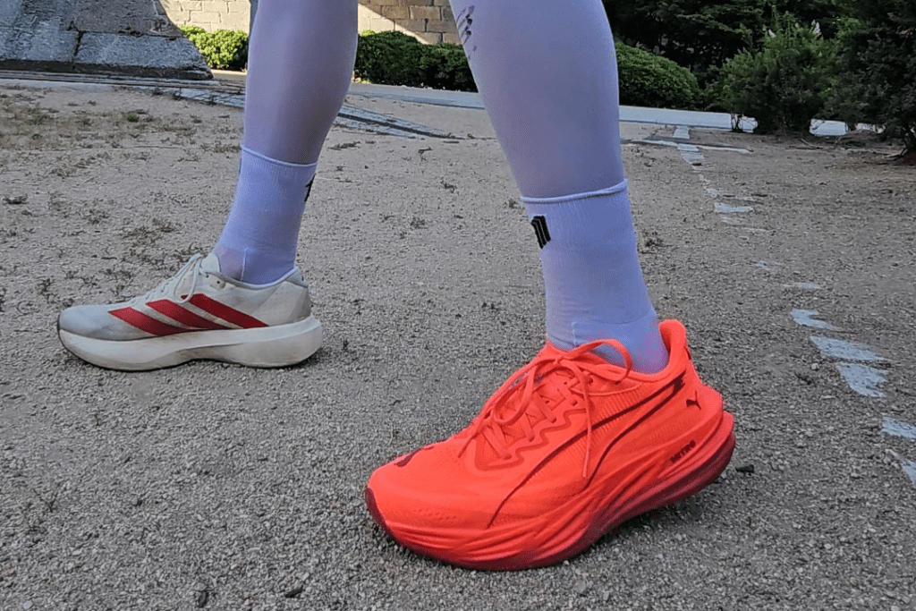 PUMA Deviate Pure Nitro y adidas Adizero Evo SL juntas en asfalto para comparativa de zapatillas running sin placa