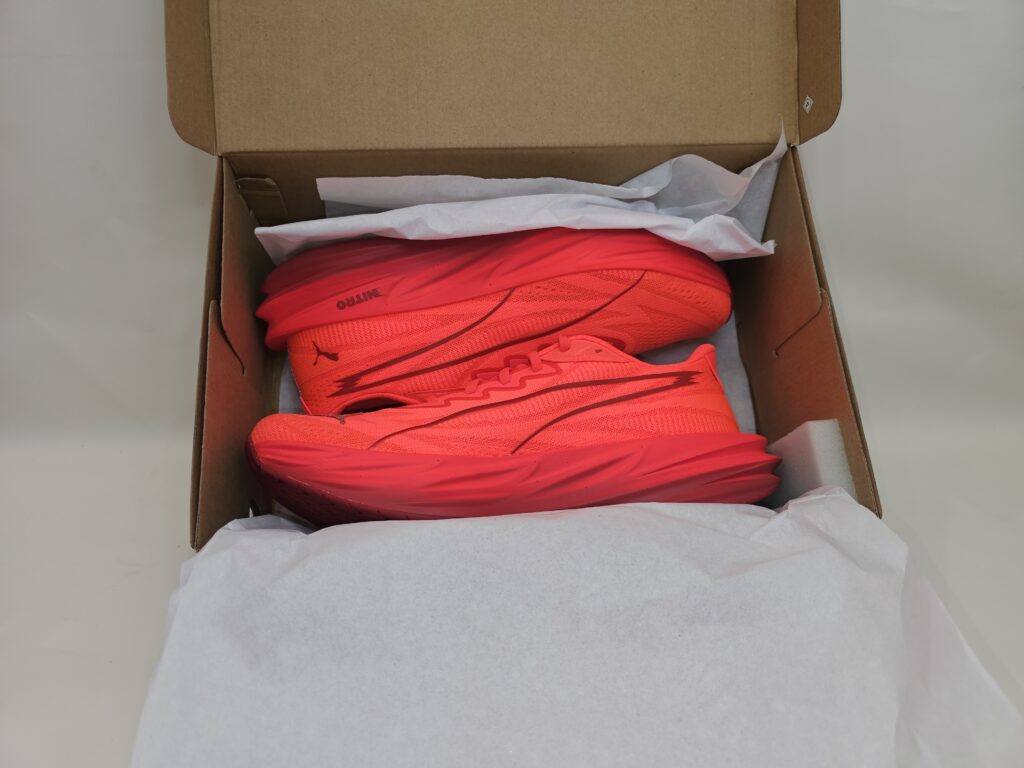 Puma Deviate Pure Nitro recién abiertas en su caja original, con upper rojo, mediasuela NITRO y diseño orientado a entrenamientos rápidos y rodajes largos.