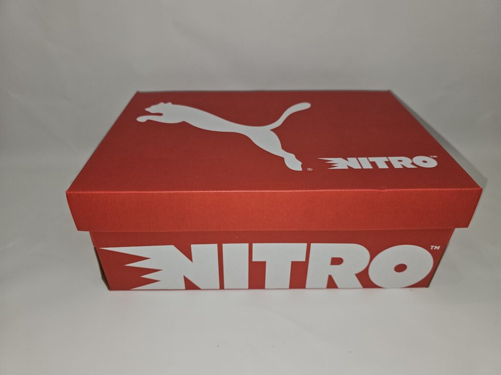Caja original de las Puma Deviate Pure Nitro antes de abrirlas, con el diseño rojo y el logotipo NITRO de Puma.