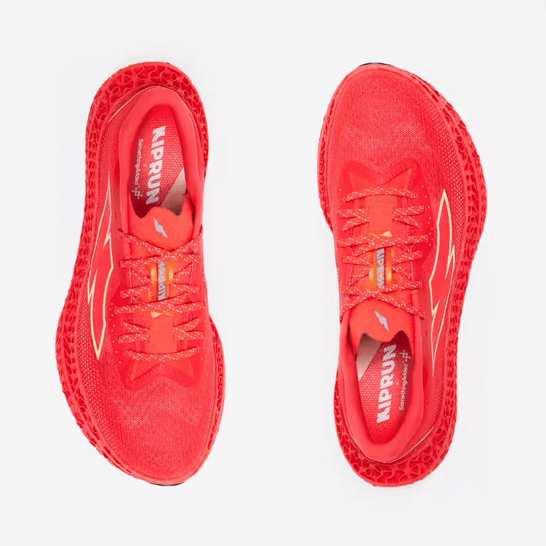 Zapatilla Kiprun KipNext 3D de Decathlon con upper textil y mediasuela roja impresa en 3D con estructura de celosía.