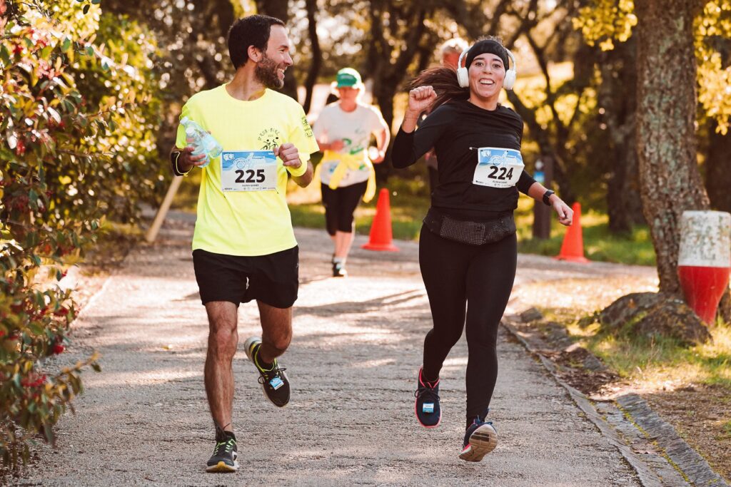 Personas corriendo al aire libre para mejorar salud mental, ansiedad y depresión