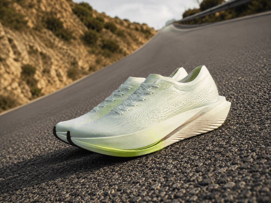 Zapatillas de running con placa de carbono en una carretera cuesta arriba
