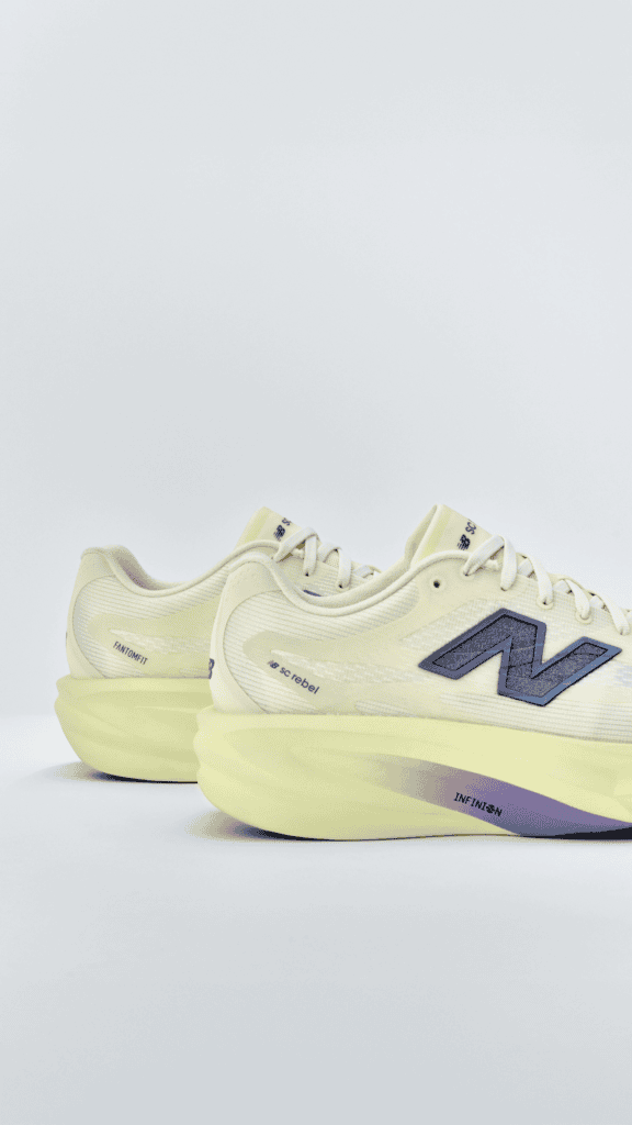 Vista lateral de la New Balance SuperComp Rebel con alto stack, espuma Infinion y upper FANTOMFIT