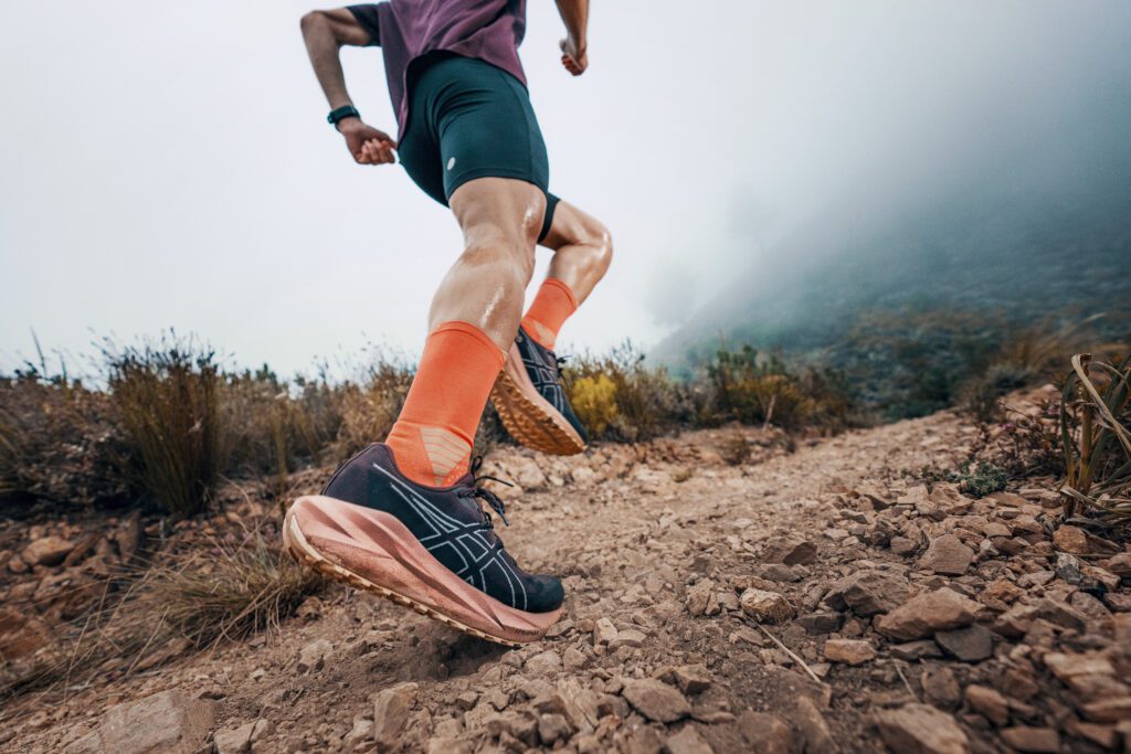 La ASICS BLAZEBLAST lleva el espíritu rebotón de la familia BLAST al trail corrible: FF BLAST MAX, Trampoline Pod, ASICSGRIP con tacos de 2,5 mm y una propuesta que recuerda bastante a una Novablast 6 con suela de trail.