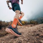 La ASICS BLAZEBLAST lleva el espíritu rebotón de la familia BLAST al trail corrible: FF BLAST MAX, Trampoline Pod, ASICSGRIP con tacos de 2,5 mm y una propuesta que recuerda bastante a una Novablast 6 con suela de trail.