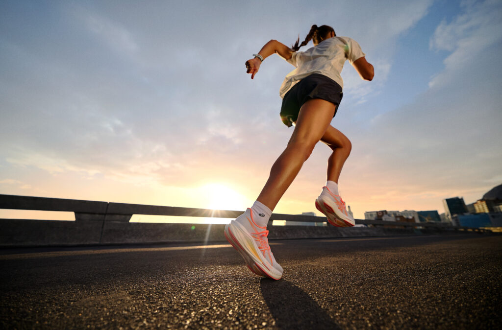 ASICS SONICBLAST 2, zapatilla rápida con FF TURBO SQUARED, FF BLAST MAX, ASICSGRIP y Forked ASTROPLATE.