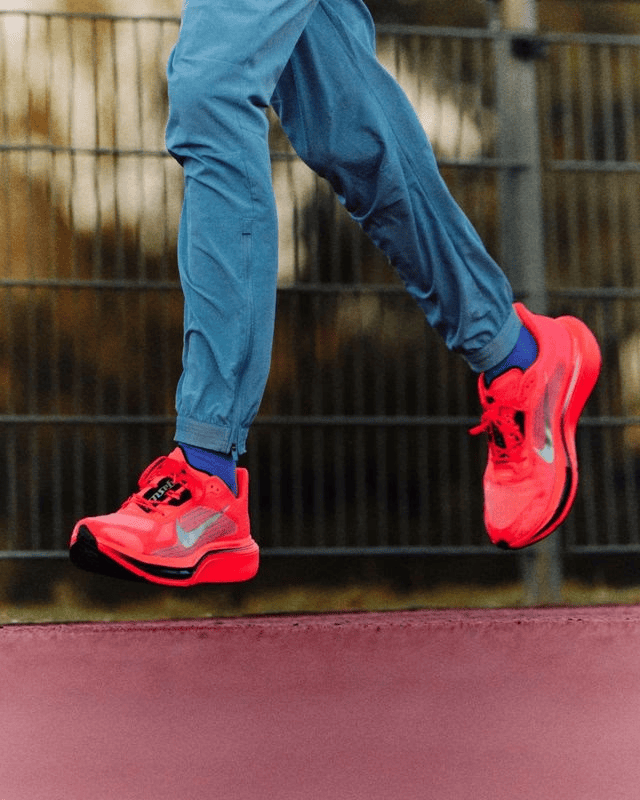 Vista superior de la Nike Pegasus Plus 2 con upper de mesh, puntera más amplia y sistema de sujeción en mediopié.
