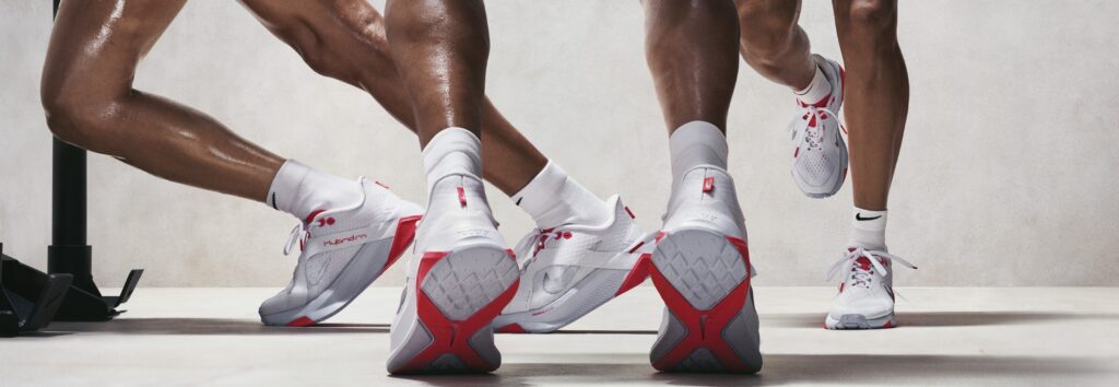 Atleta entrenando con Nike Hybrid en una sesión híbrida con carrera y movimientos de fuerza.