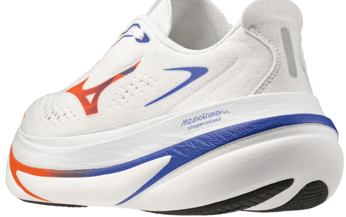 Texto ALT:
Detalle de la mediasuela de la Mizuno Sky Prime con MIZUNO ENERZY NXT+ y MIZUNO ENERZY NXT.